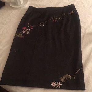 Vintage embroidered pencil skirt